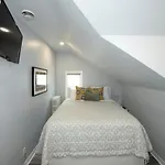 Serene Niagara Inn