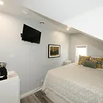 Serene Niagara Inn